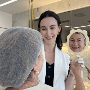 Camila Pedruzze aplicando procedimento