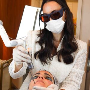 Camila Pedruzze aplicando procedimento.